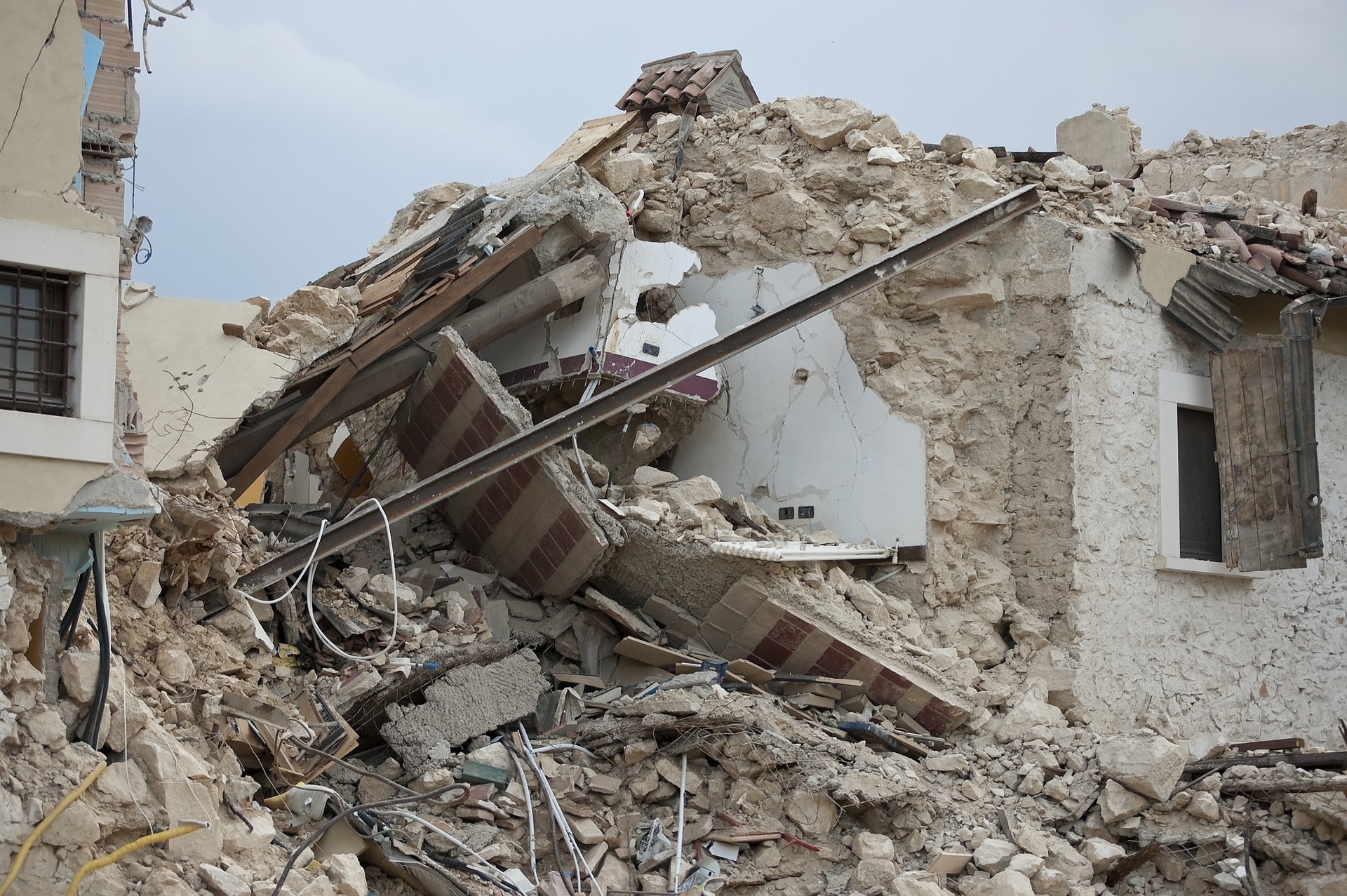 Gansu Earthquake Triggers Urgent Response: Collapsed Houses, Rescue Efforts Underway