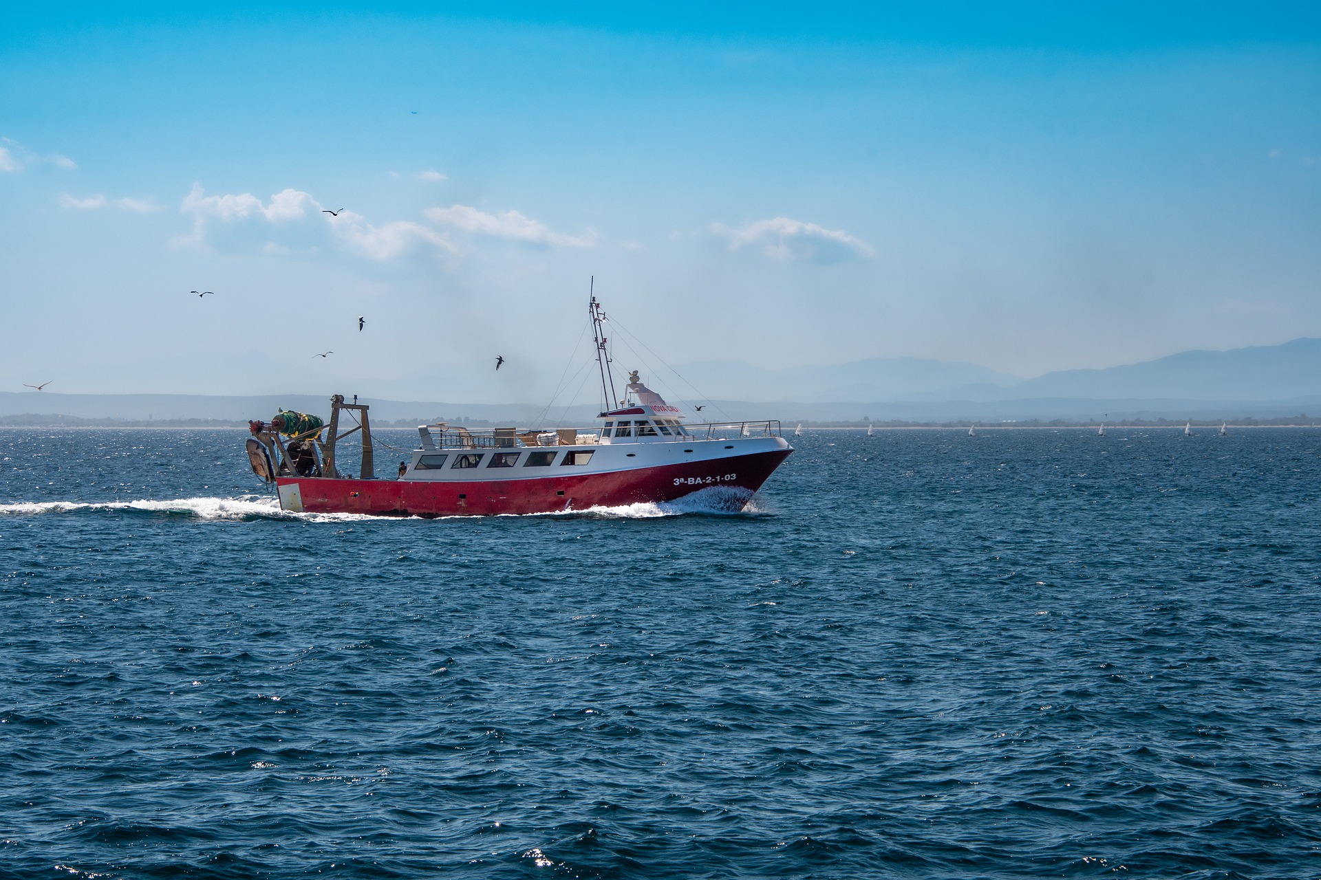 Shandong Fishermen Seek Safe Harbor as Winter Blast Approaches