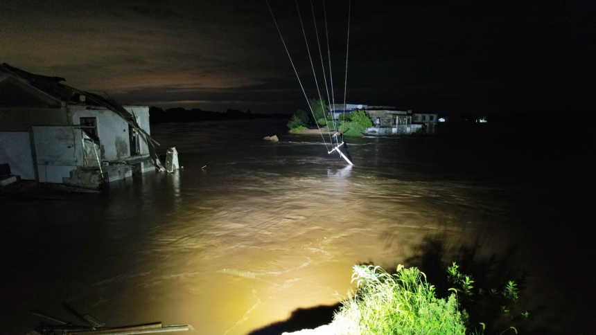 Thousands Evacuated After Dike Breaches in Central China’s Hunan Province