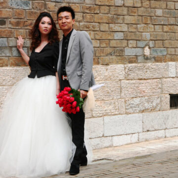 Young Chinese Couples Embrace Simpler, Personalized Weddings Over Traditional Lavish Ceremonies