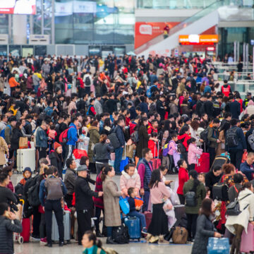 Shenzhen Railway Stations Handle Over 23 Million Passengers Amid Summer Travel Peak