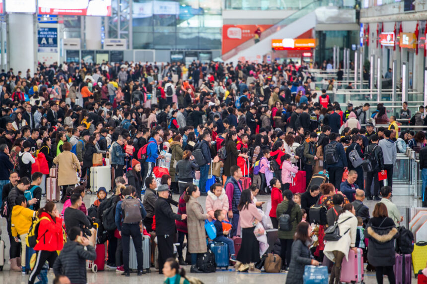 Shenzhen Railway Stations Handle Over 23 Million Passengers Amid Summer Travel Peak