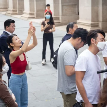 Mainland Chinese Tourists Flock to Hong Kong Courts, Often Ignoring Photography Ban