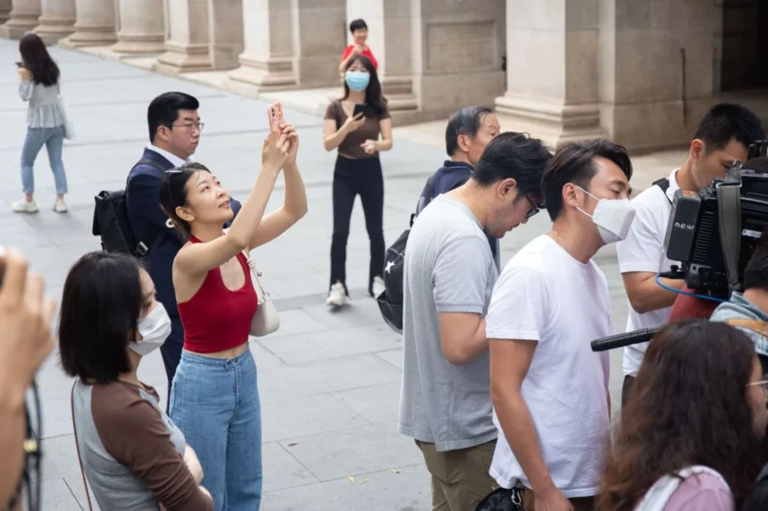 Mainland Chinese Tourists Flock to Hong Kong Courts, Often Ignoring Photography Ban